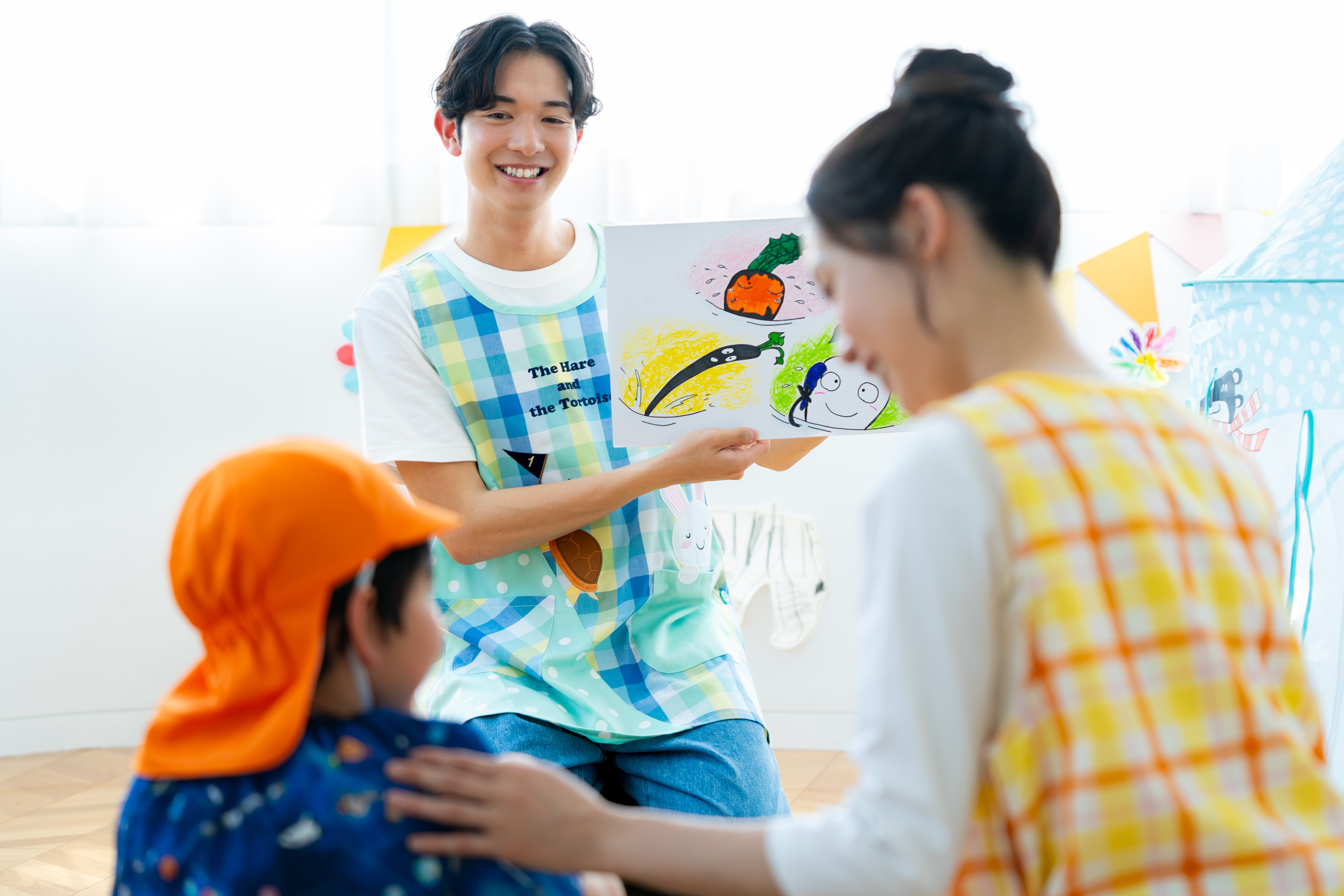 紙芝居をする保育士さん