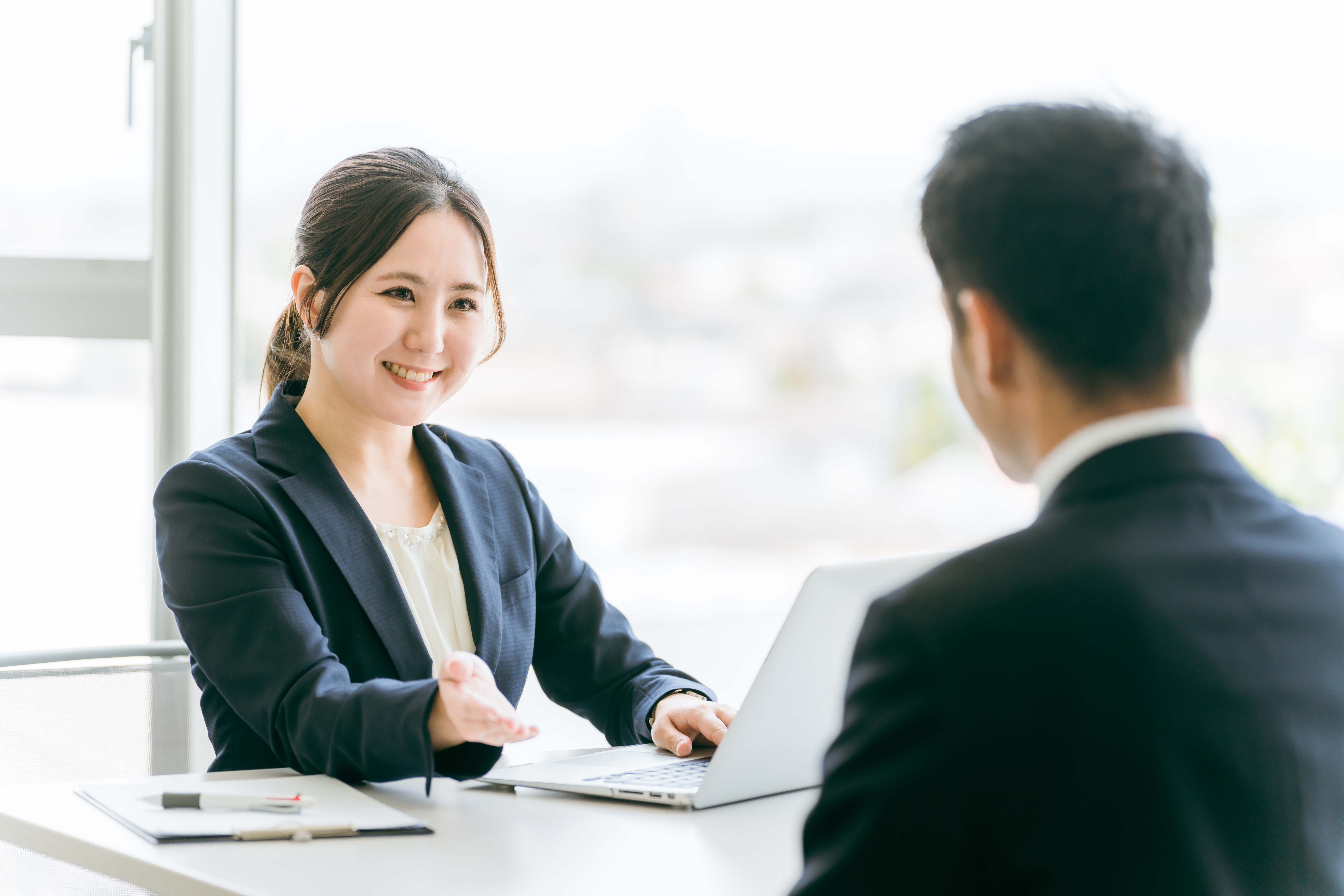 広島県でおすすめの優良派遣会社を見つけて相談する求職者