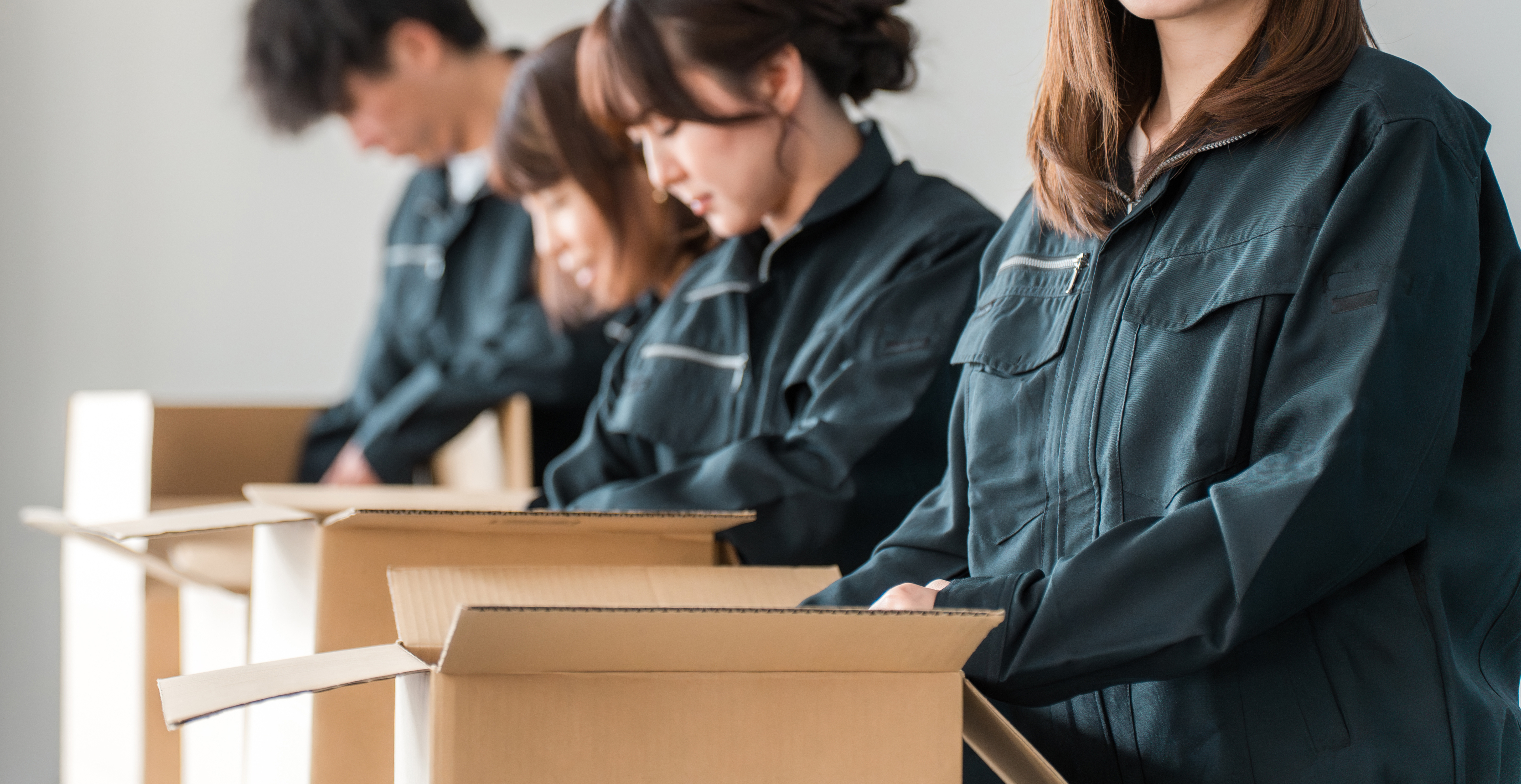 軽作業系の仕事探しにおすすめの工場系人材派遣会社5選を参考に仕事を始めた派遣スタッフ