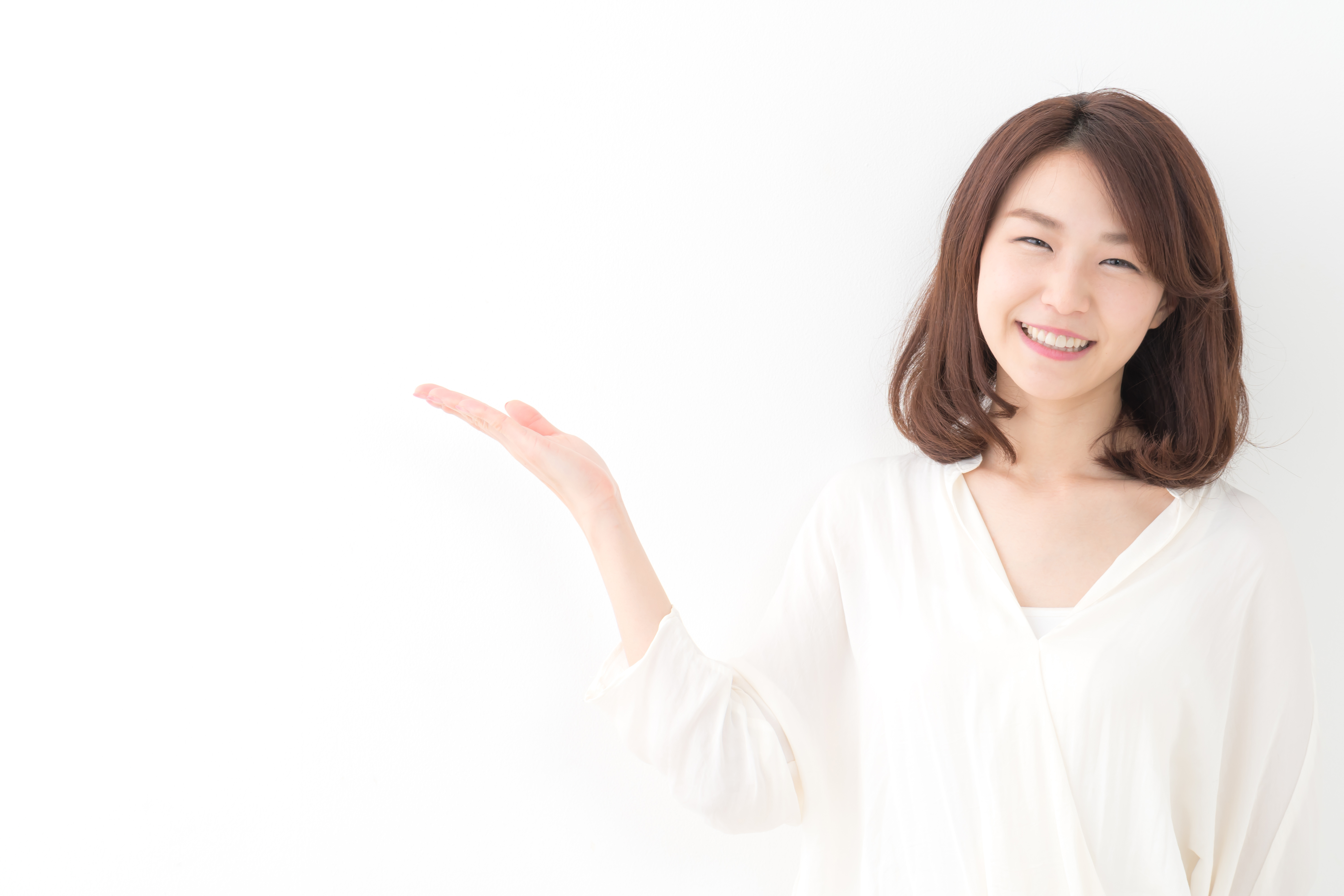 人気がある京都府の派遣会社の比較一覧表を紹介する女性