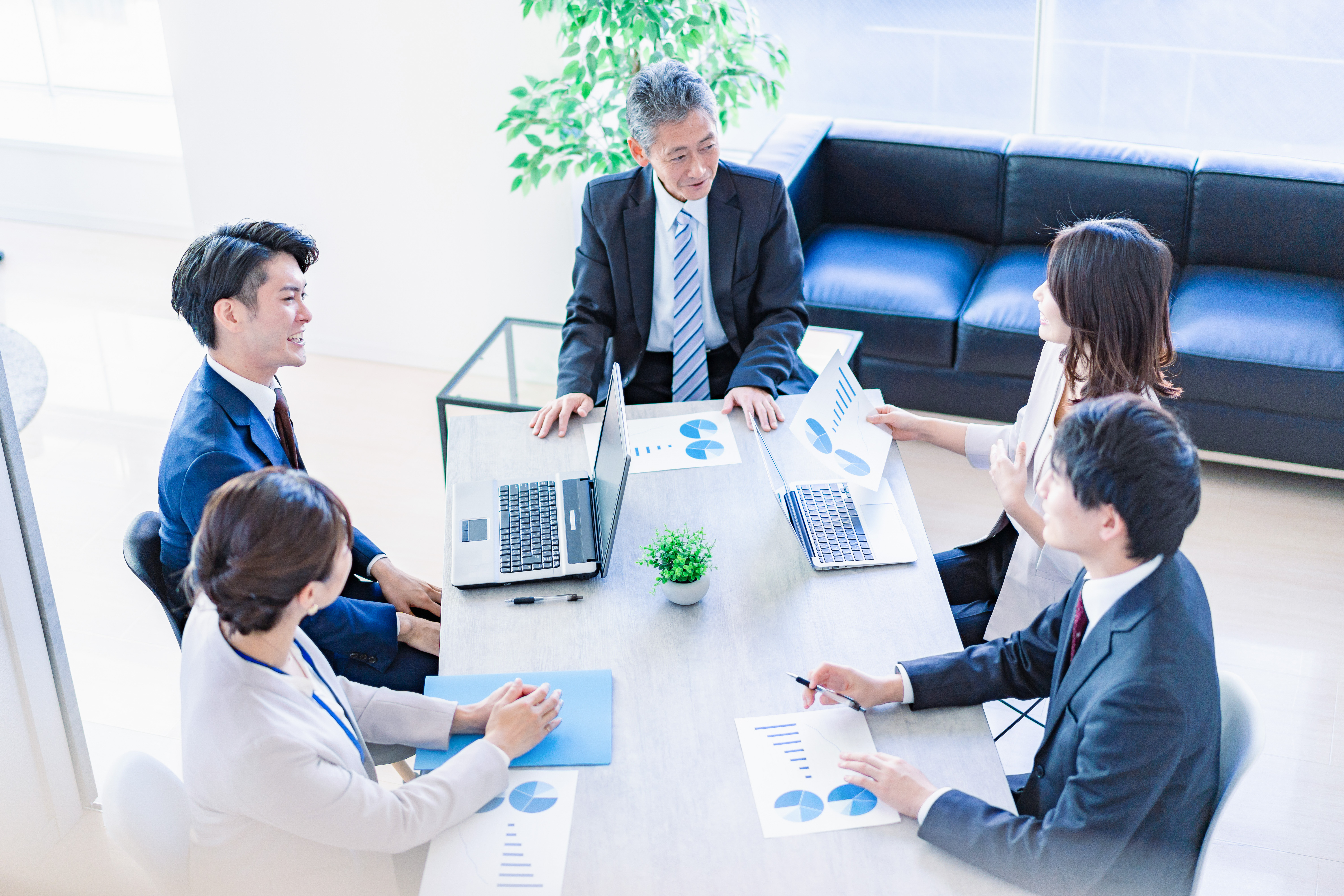 口コミ・評判や求人数などの点で人気の、宇都宮市のおすすめ派遣会社で働く女性や男性