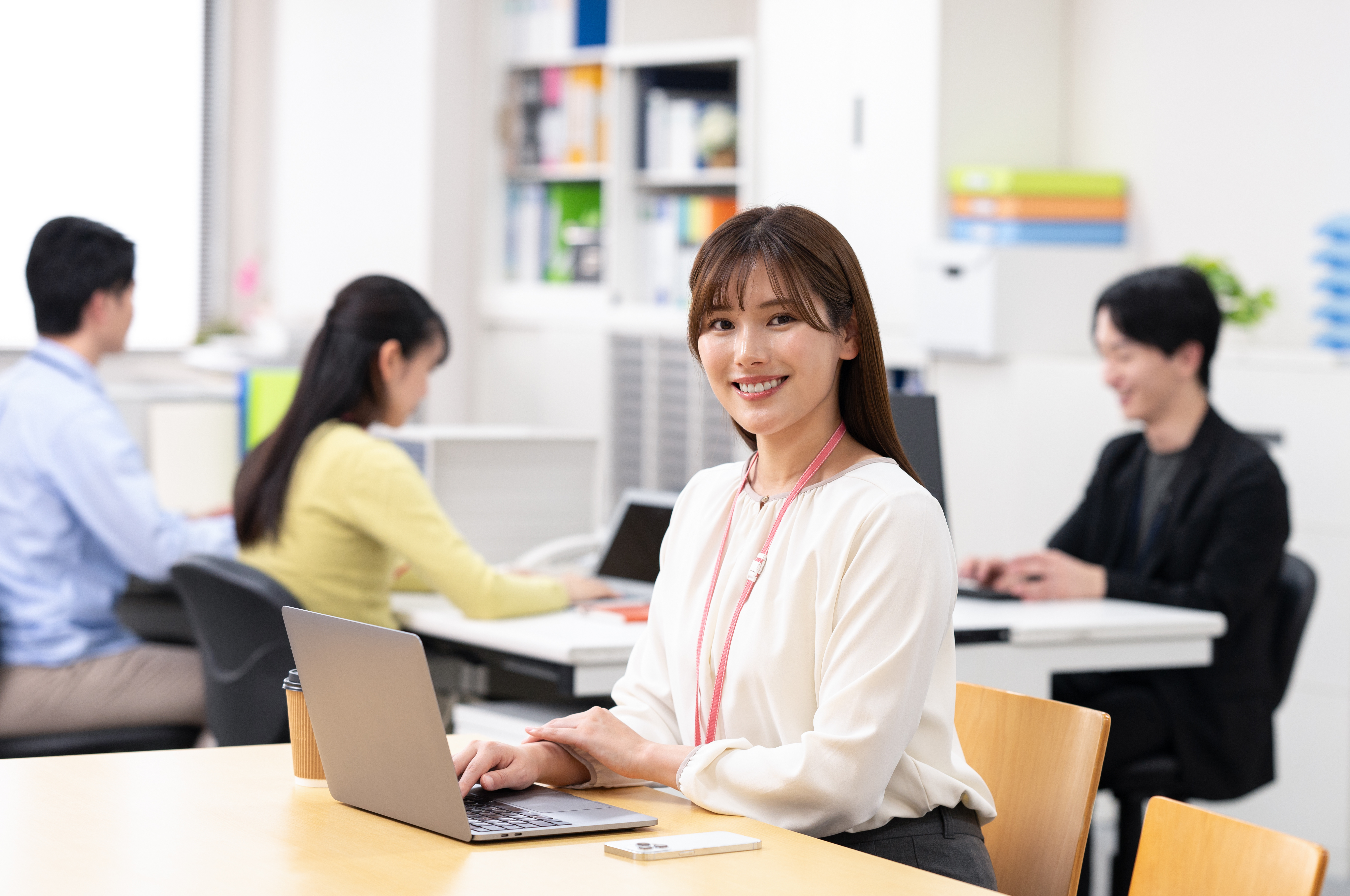 口コミ・評判や求人数などの点で人気がある仙台市のおすすめ派遣会社を紹介する女性