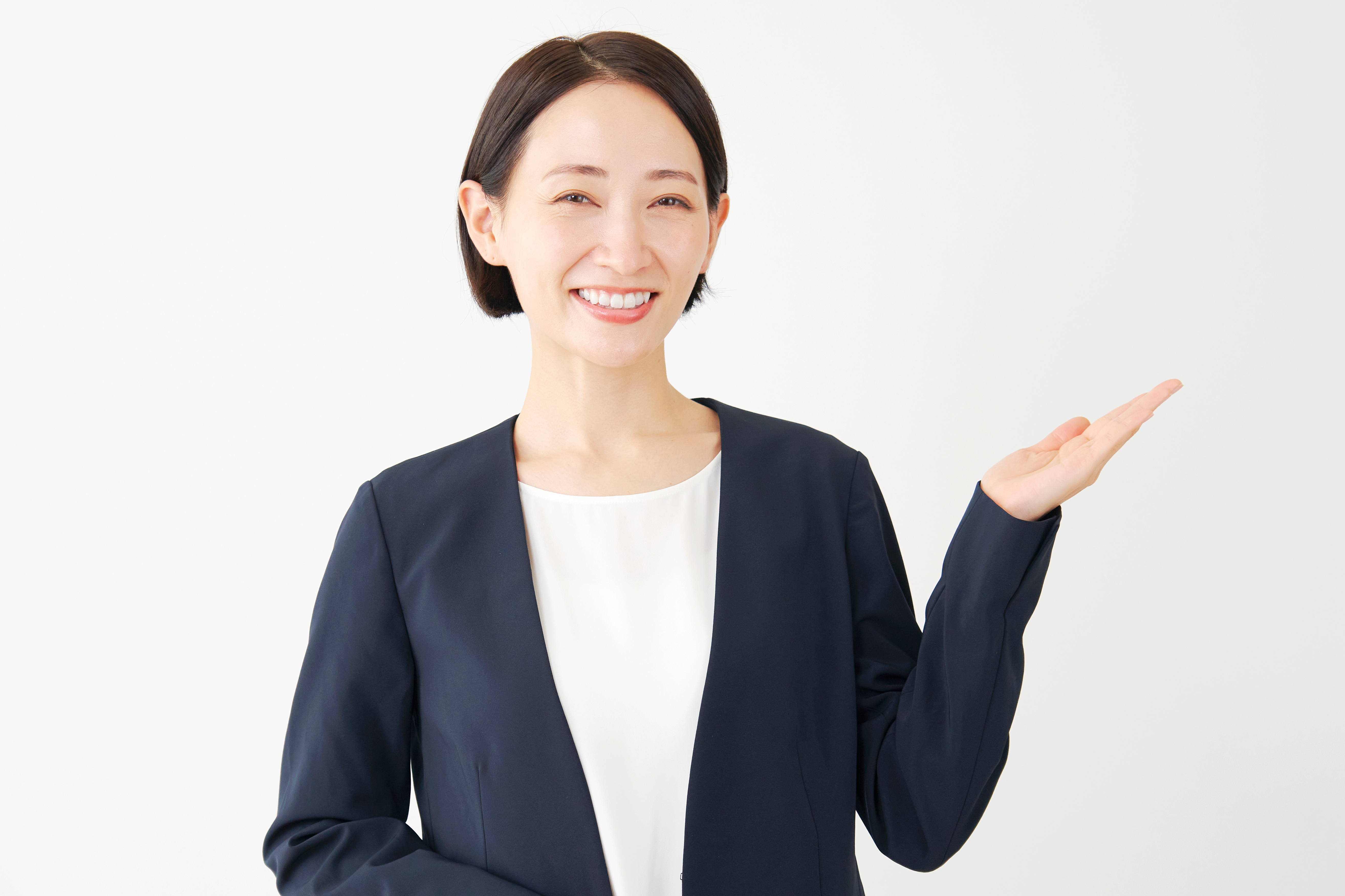 人気がある千葉の派遣会社の比較一覧表を紹介する女性