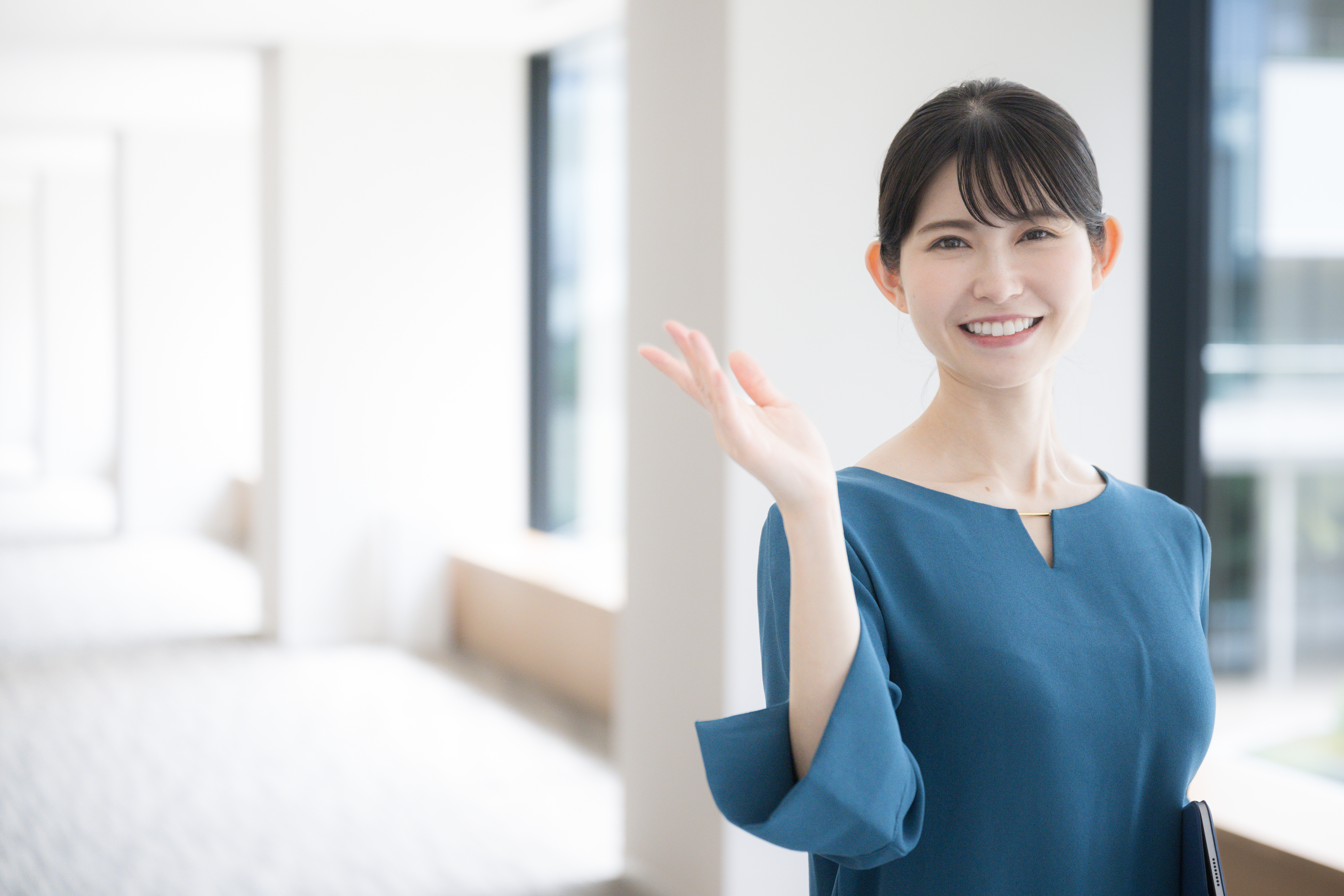 人気がある佐賀の派遣会社の比較一覧表を紹介する女性