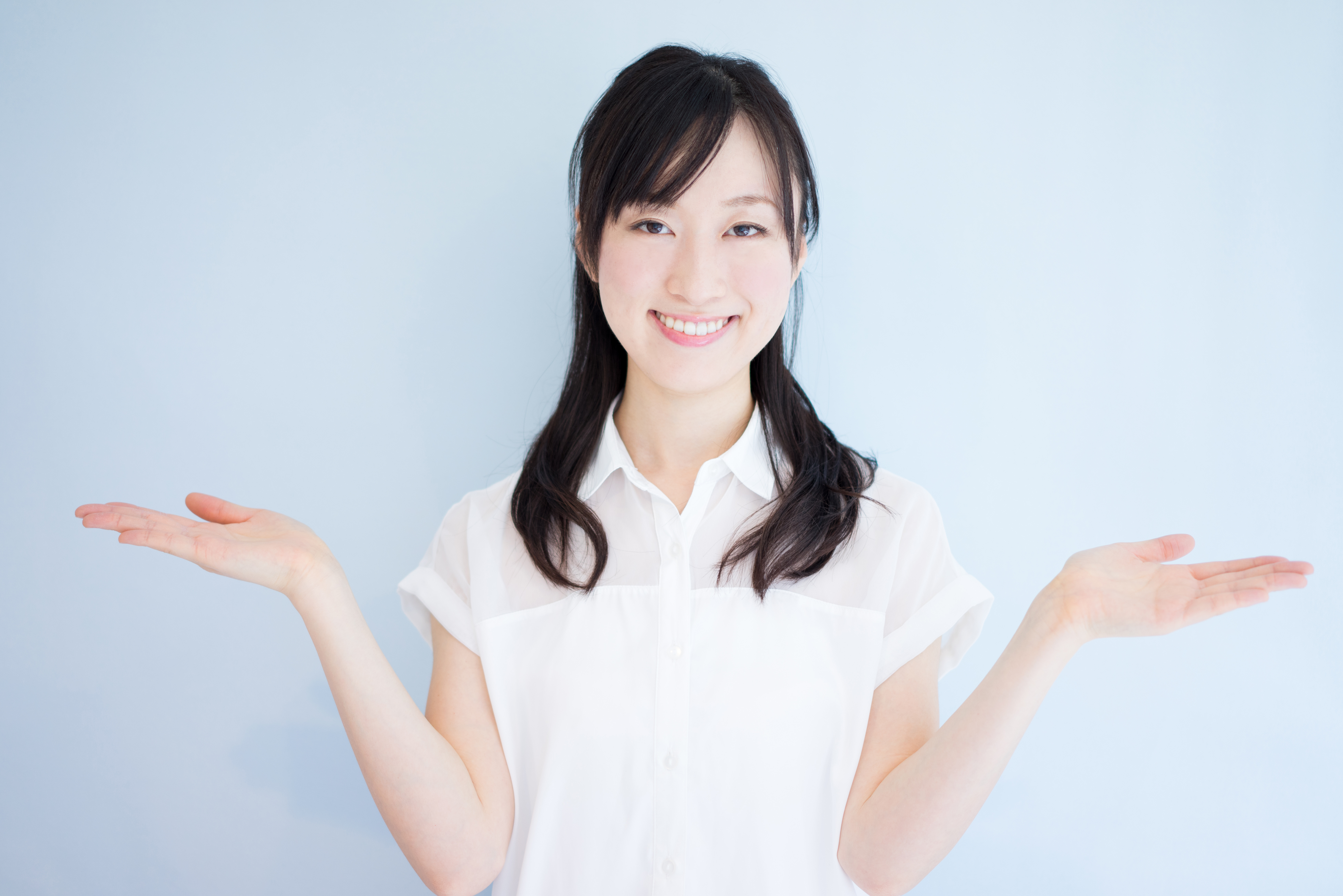 人気がある奈良の派遣会社の比較一覧表を紹介する女性
